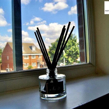 2 Bedroom Apartment At Dagenham , Adonai Serviced Accommodation, Free Wifi And Parking Buitenkant foto